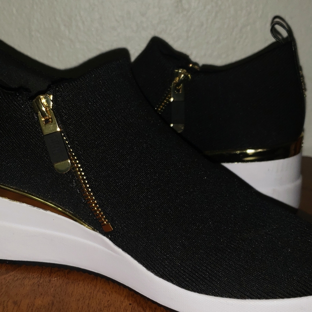 WOMEN'S SZ 10 DKNY WEDGE TENNIS SHOES
